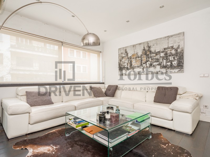 2 bedroom flat / apartment for sale in Barrio Salamanca. Magnificent Apartment In Lista With Natural Light, Pool, And A Prime Location